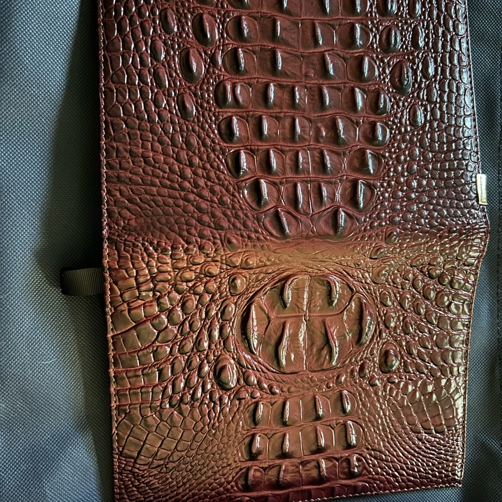 Elegant Crocodile Embossed Leather Cover - Picture 3 of 4